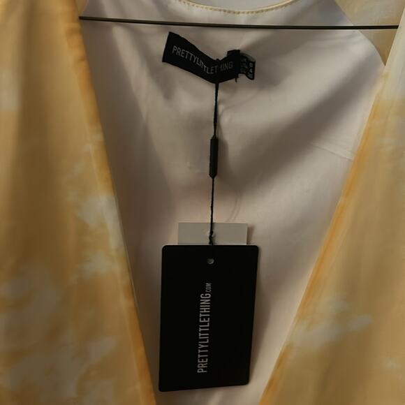 PrettyLittleThing Yellow/White Mini Dress 4 Deep V Long Sleeve Coquette Girl - Picture 9 of 11